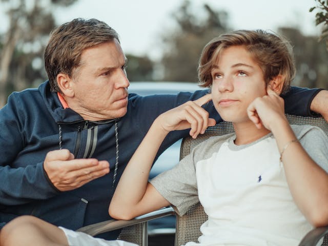 Padre hablando con su hijo adolescente